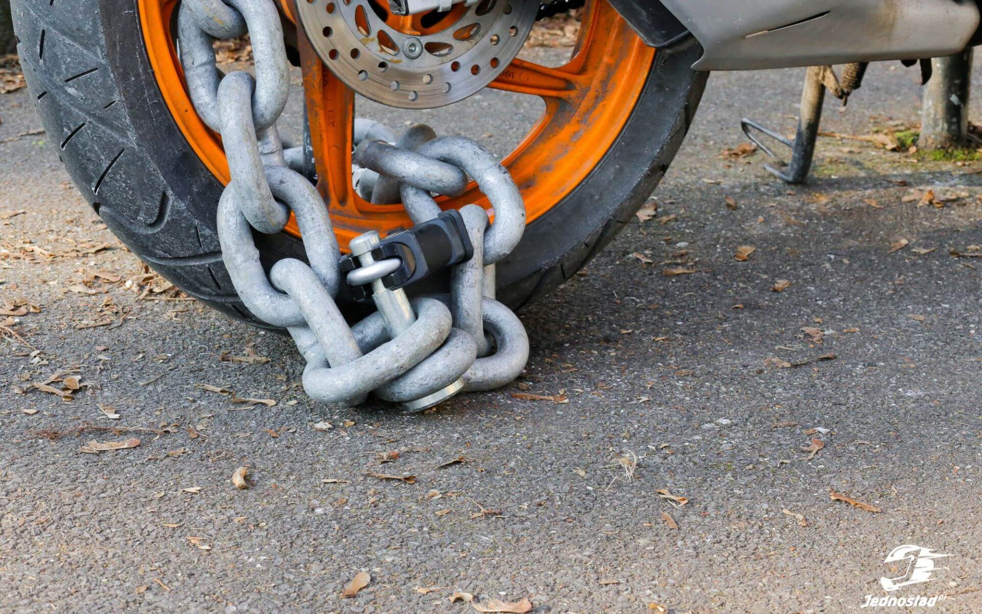 Jak zabezpieczyć motocykl przed kradzieżą? O alarmach, immobilizerach i GPS w jednośladzie