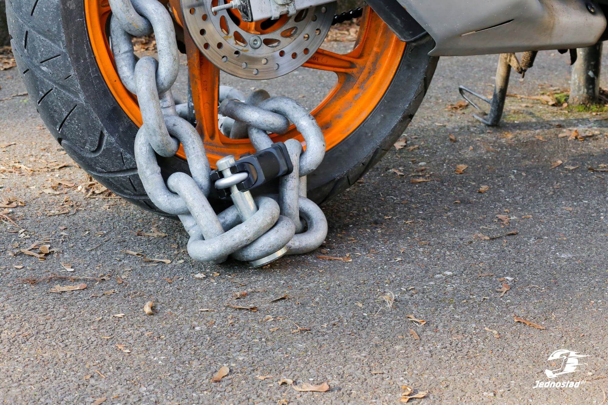 Jak zabezpieczyć motocykl przed kradzieżą? O alarmach, immobilizerach i GPS w jednośladzie