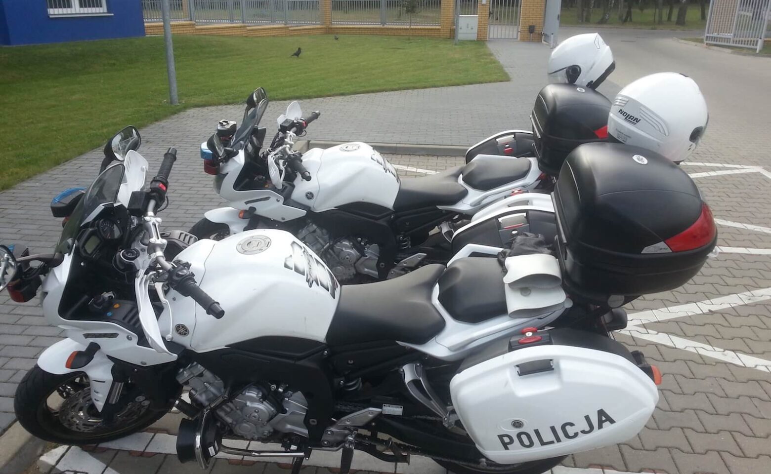 Wypadek z udziałem policjanta na motocyklu w Jeleniej Górze