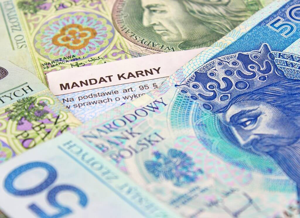 Dobra zmiana? Rząd pracuje nad możliwością płacenia mandatów kartą