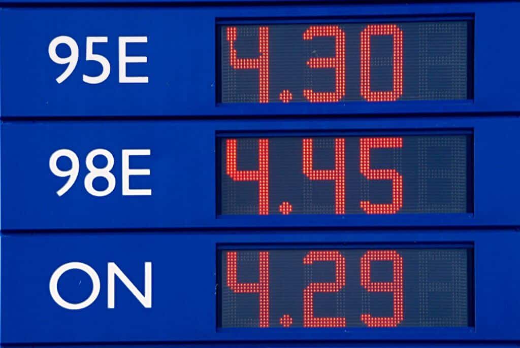O 25 groszy na litrze drożej? Rząd planuje podniesienie opłaty paliwowej