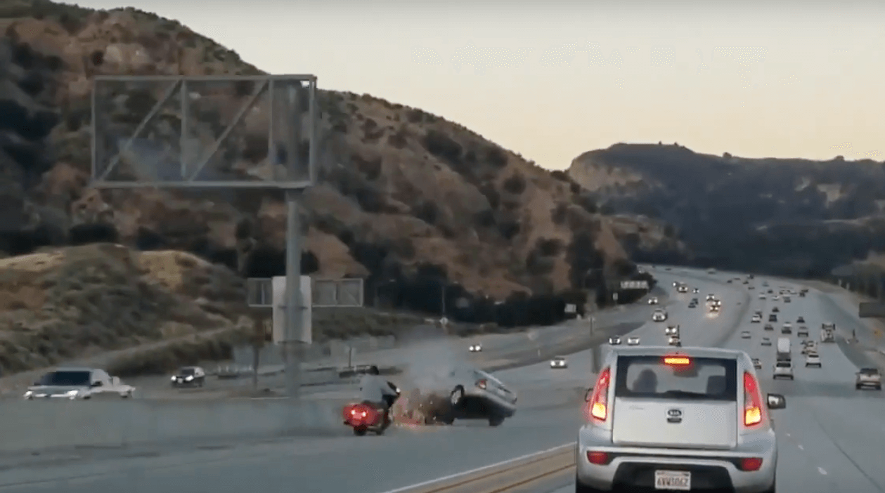 Road Rage, kopanie z motocykla i dachowanie. Kto jest winny?