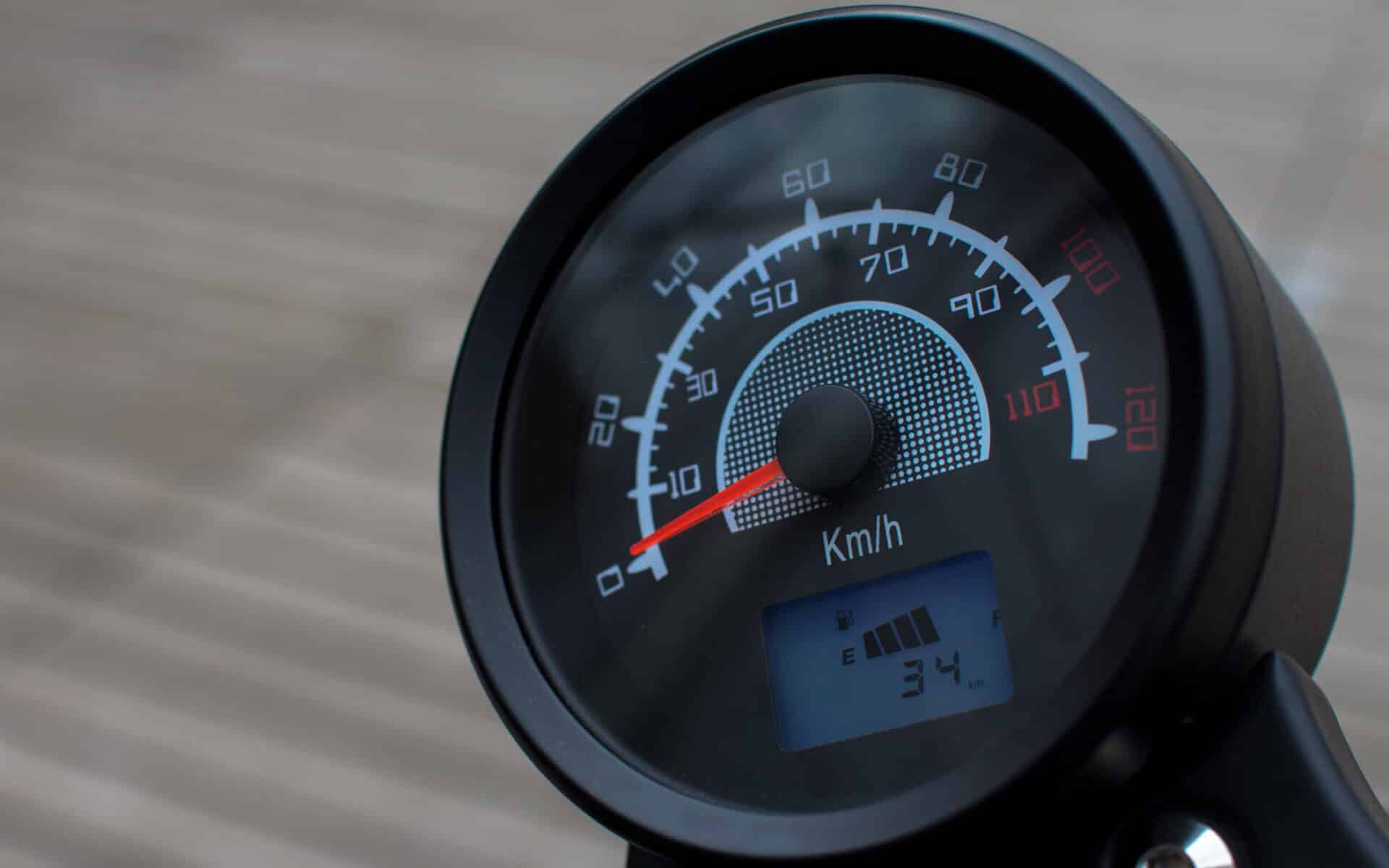 Obniżenie dopuszczalnej prędkości w mieście po 23 i na autostradach o 10 km/h. Czy to ma sens?