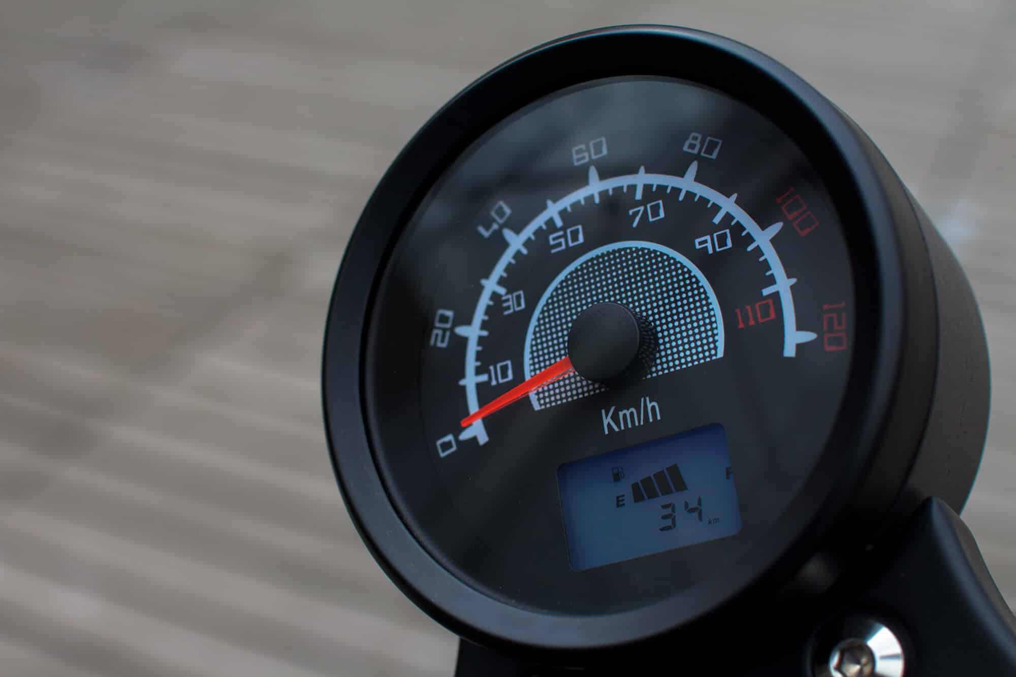 Obniżenie dopuszczalnej prędkości w mieście po 23 i na autostradach o 10 km/h. Czy to ma sens?