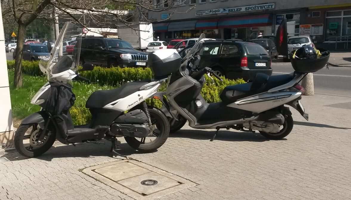 Czy motocyklista powinien płacić w strefie płatnego parkowania?