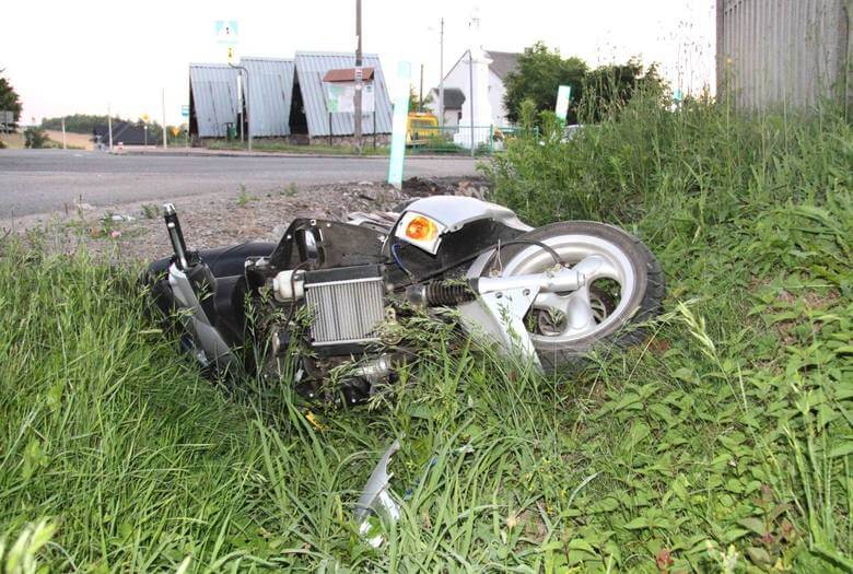 Wypadek skutera z autem. 13-latek bez uprawnień