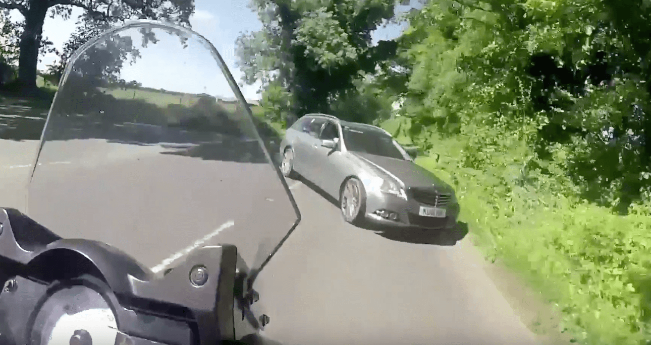 Wyprzedzanie na skrzyżowaniu i stłuczka [WIDEO]