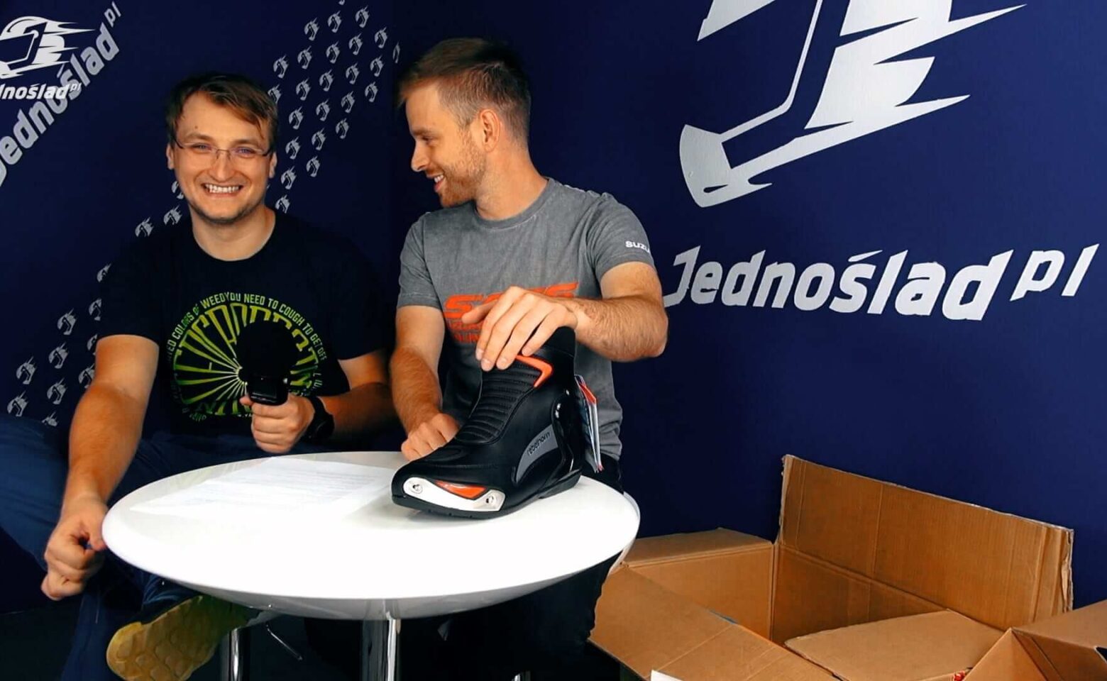 Kompletny strój motocyklowy do 2500 PLN? Sprawdzamy komplet od Rebelhorn, Ozone i Airoh
