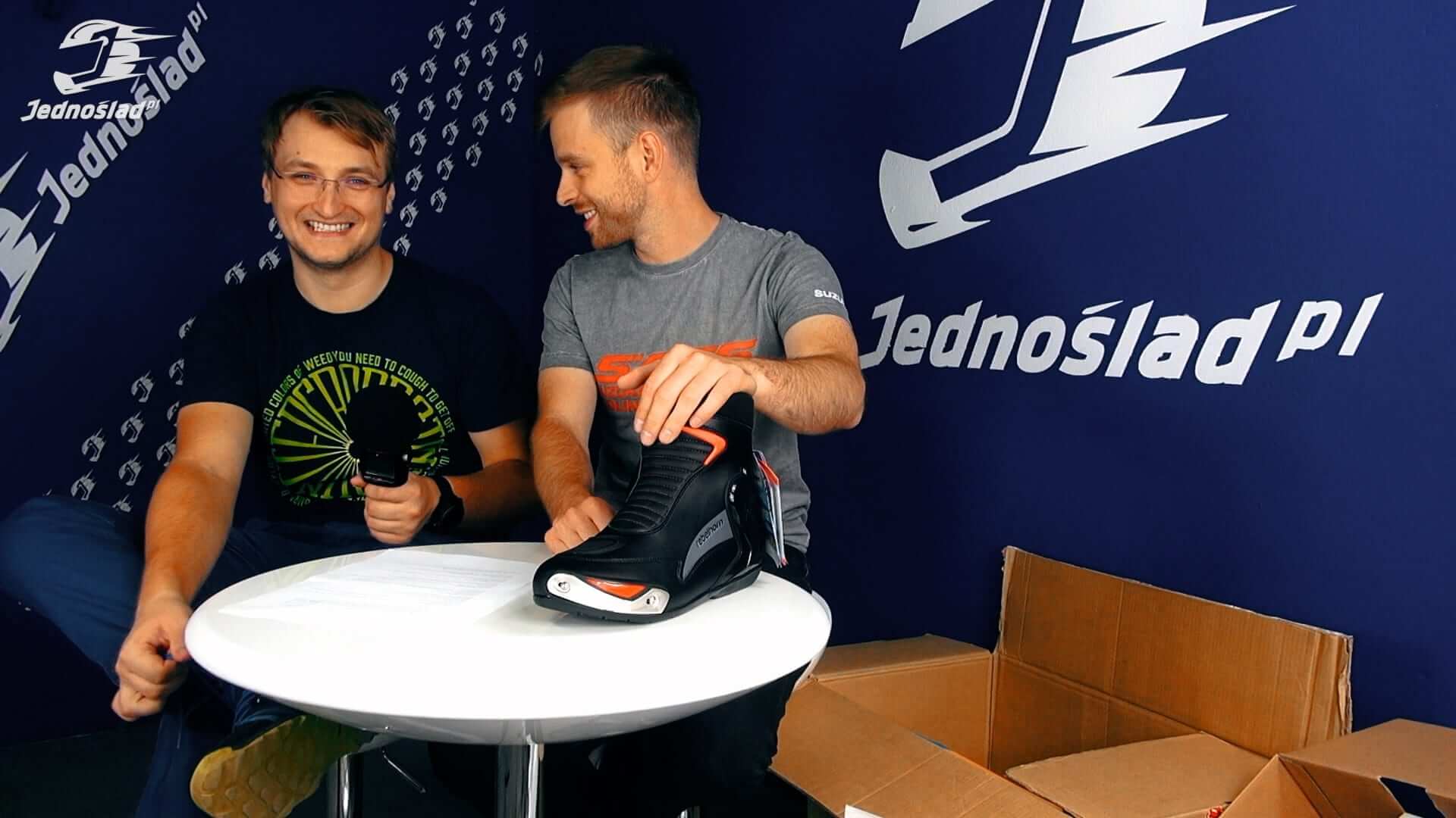 Kompletny strój motocyklowy do 2500 PLN? Sprawdzamy komplet od Rebelhorn, Ozone i Airoh