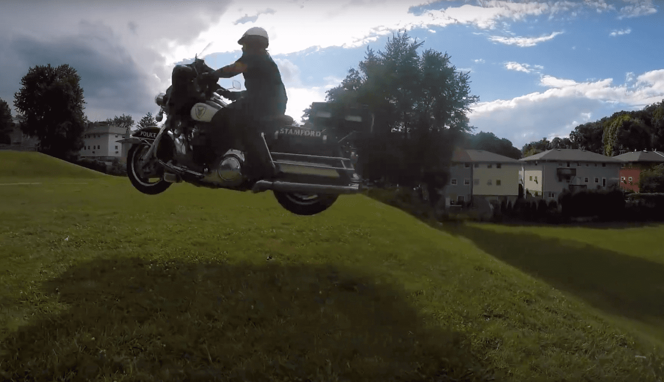 Tak powinien wyglądać każdy kurs motocyklowy! Policjanci z USA trenują