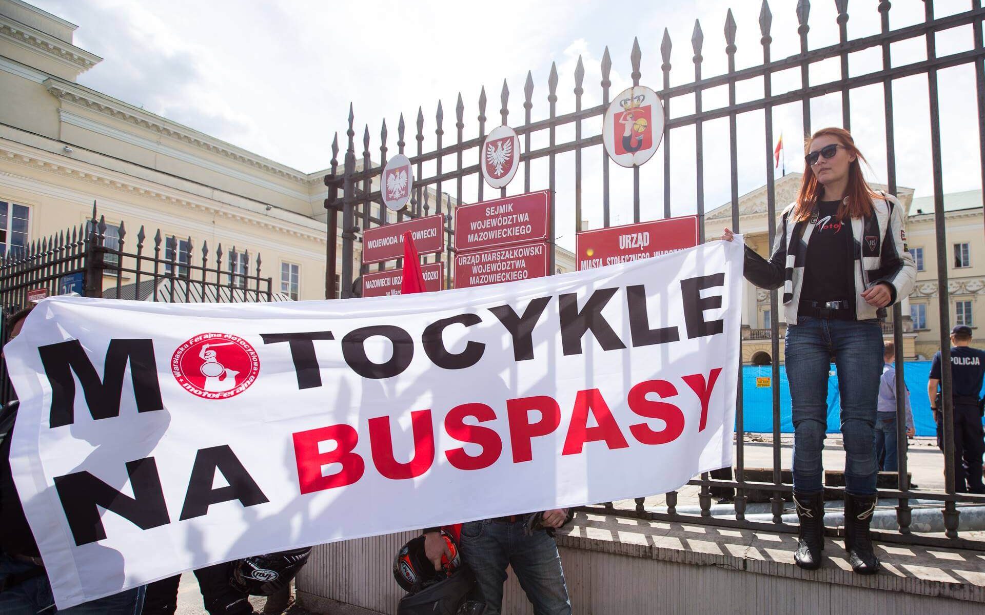 Buspasy w Warszawie. Motocykliści pikietowali pod ratuszem, wręczyli petycję