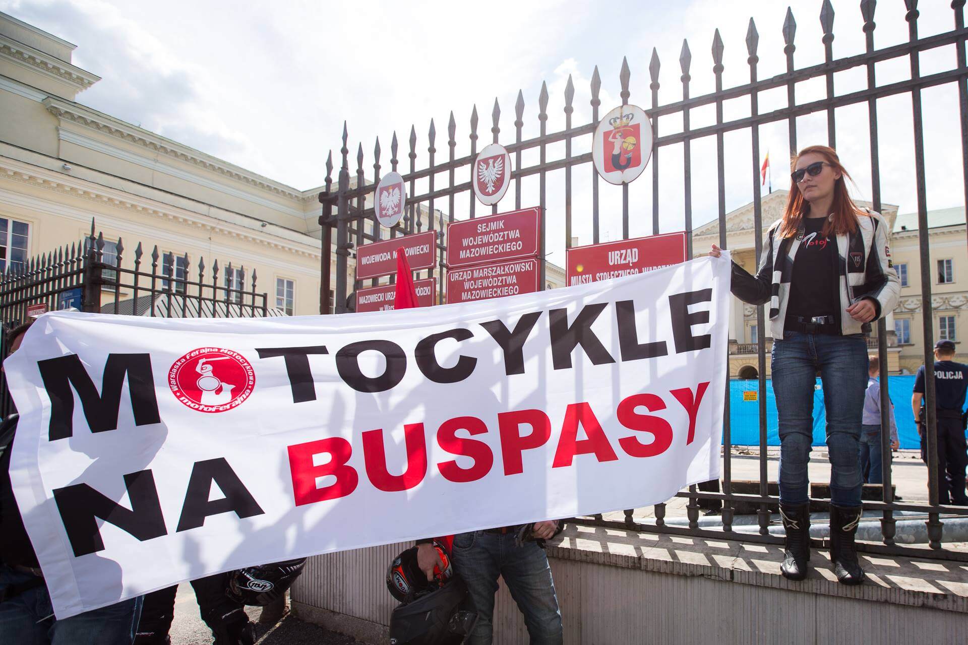 Buspasy w Warszawie. Motocykliści pikietowali pod ratuszem, wręczyli petycję