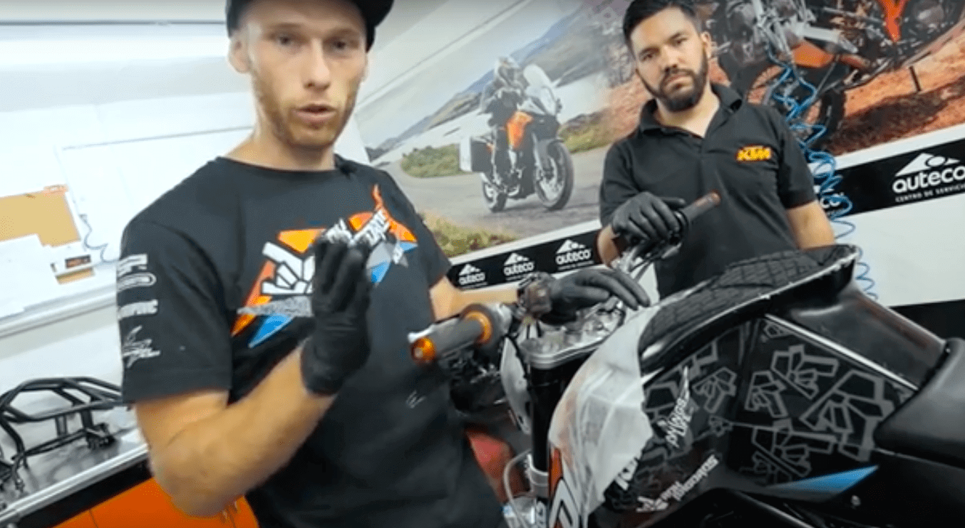 Jak odpowietrzyć hamulce w motocyklu? Rok Bagoros radzi