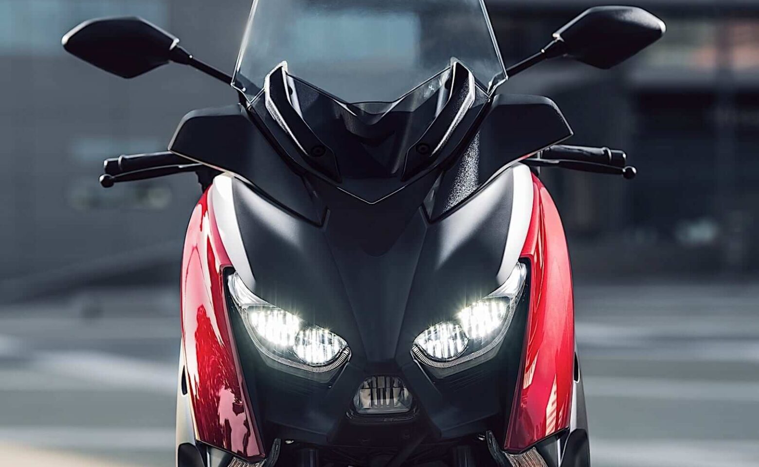 Nowa Yamaha X-MAX 125 2018 z kontrolą trakcji, oświetleniem LED i bogatym wyposażeniem