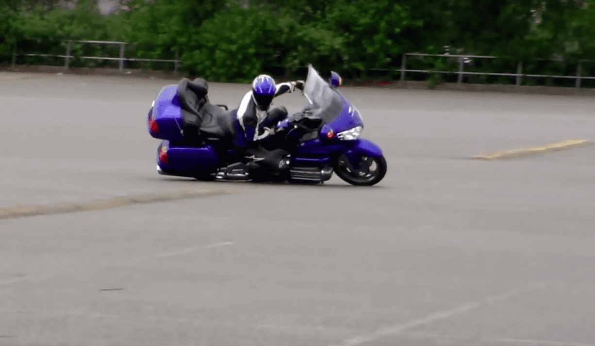 Honda Gold Wing przyciera podnóżkami na parkingu. To się nazywa jazda! [WIDEO]