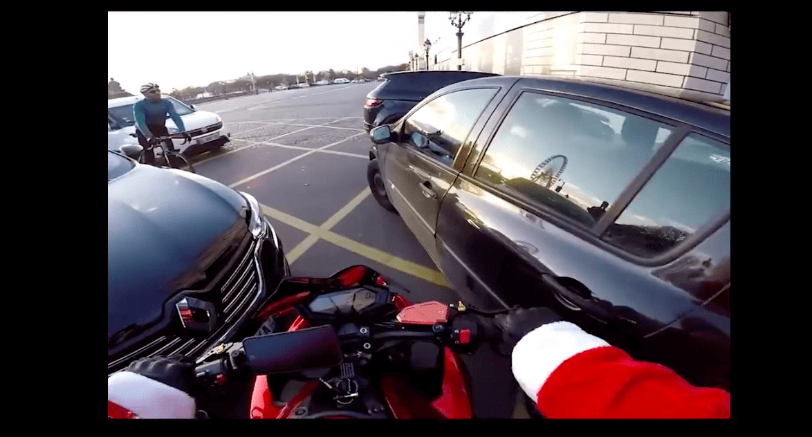 Święty Mikołaj na motocyklu w pościgu za sprawcą wypadku! [WIDEO]