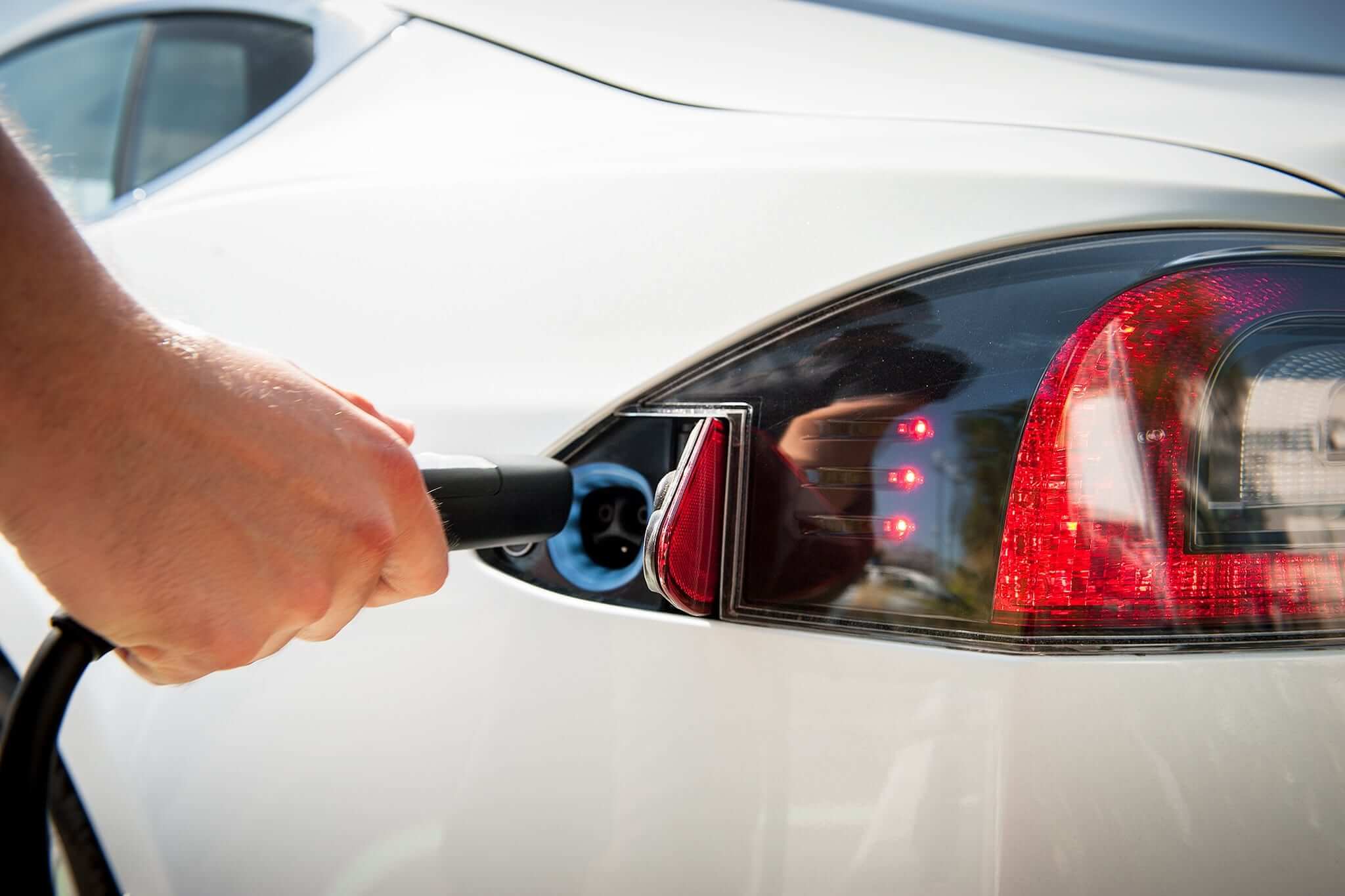Ustawa o elektromobilności przyjęta przez Radę Ministrów. Plany budowy sieci, brak akcyzy i buspasy dla pojazdów elektrycznych