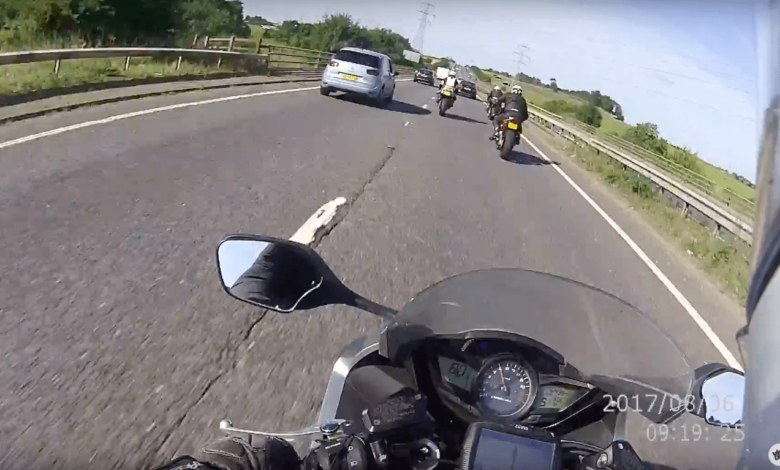 Nieoznakowany motocykl policji pędzi 240 km/h i zatrzymuje grupkę motocyklistów