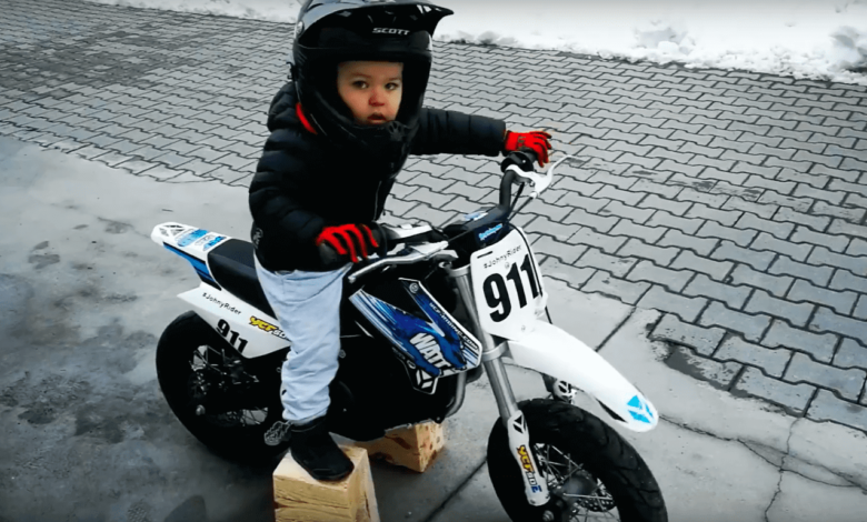 2-latek i elektryczny PitBike. Bez bocznych kółek! [WIDEO]