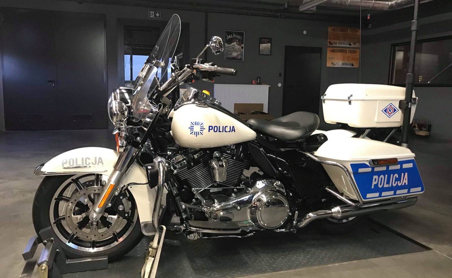 Policjant patroluje Rzeszów na Harleyu-Davidsonie. Ewenement na skalę europejską [WIDEO]