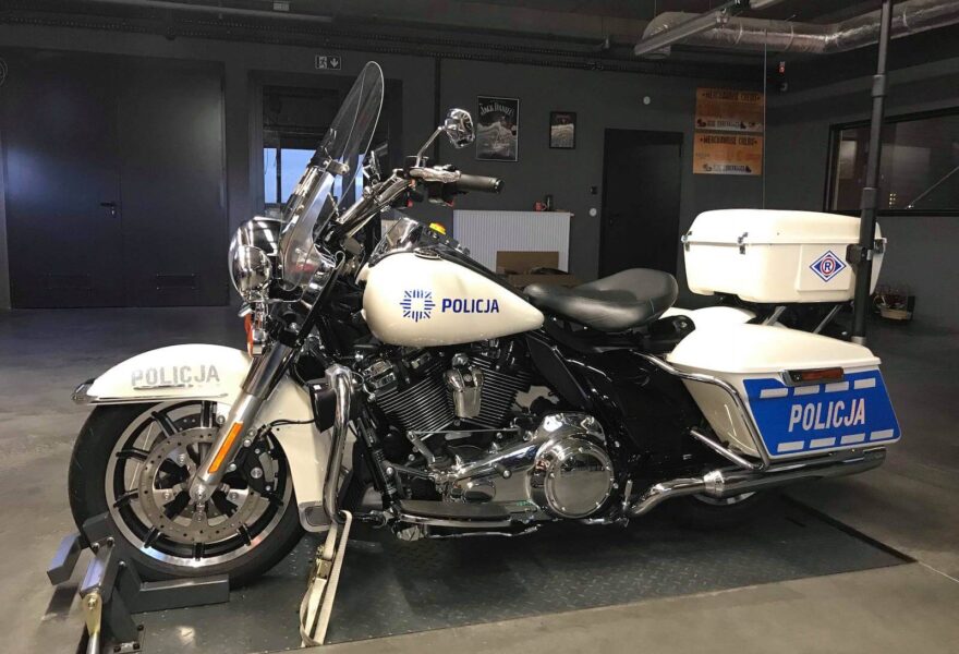 Policjant patroluje Rzeszów na Harleyu-Davidsonie. Ewenement na skalę europejską [WIDEO]