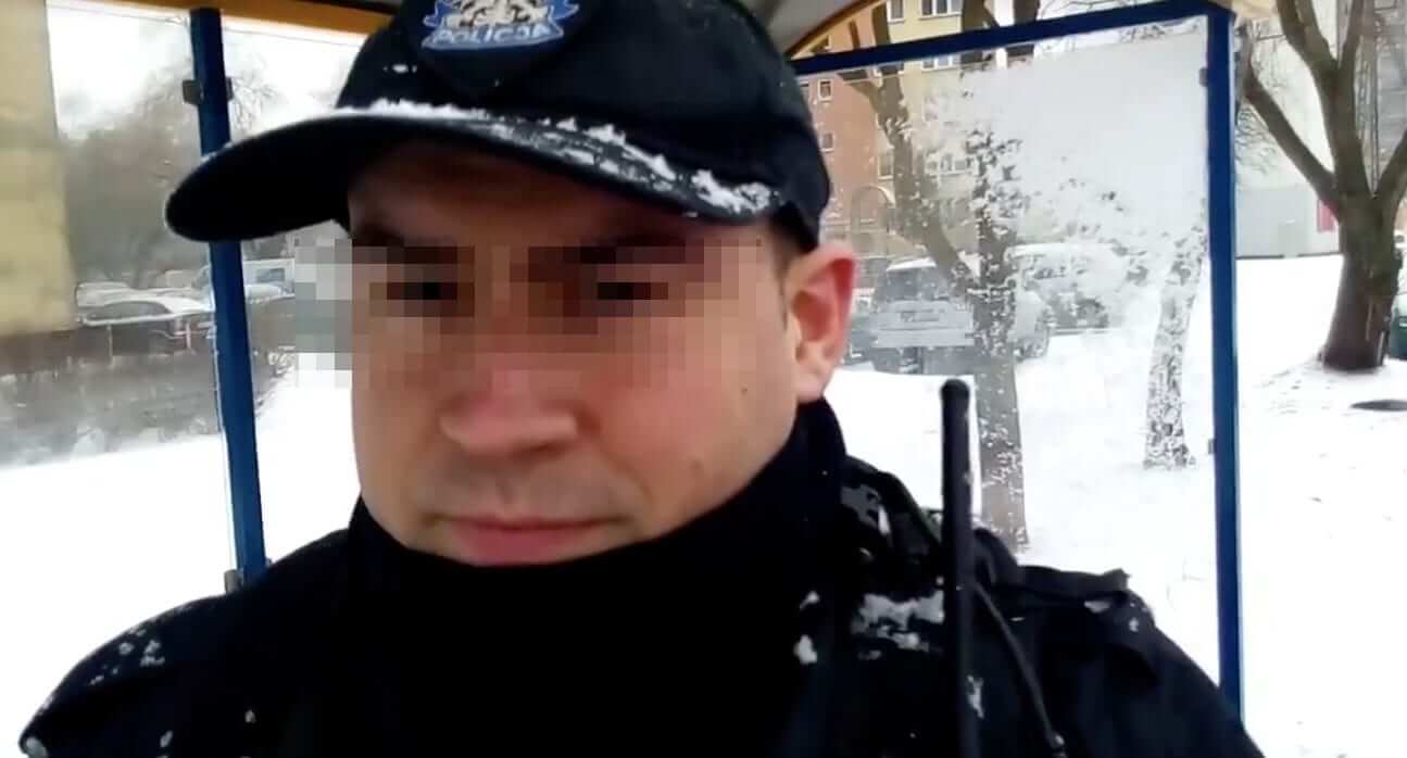 Policjant wyrywa telefon obywatelowi. Zostaje nazwany „milicjantem” i… pozywa o zniesławienie