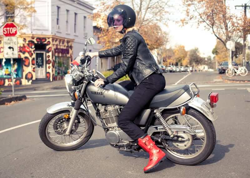 Jak ubrać się na motocykl 125? 6 propozycji dobrych i niedrogich ciuchów motocyklowych męskich i damskich