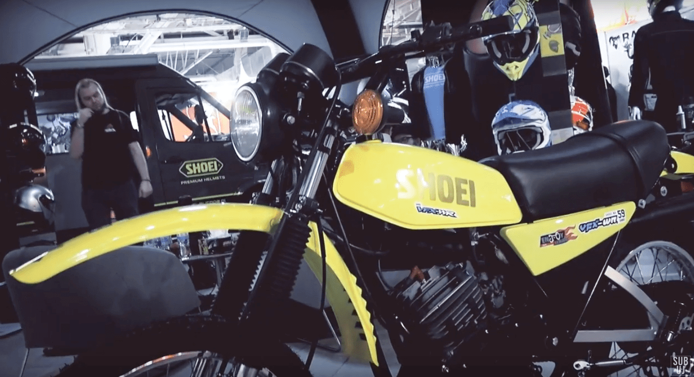 Yamaha DT 125 MX z 1980 roku, Shoei Neotec II i Shoei VFX-WR na stoisku Shoei Polska [WIDEO]