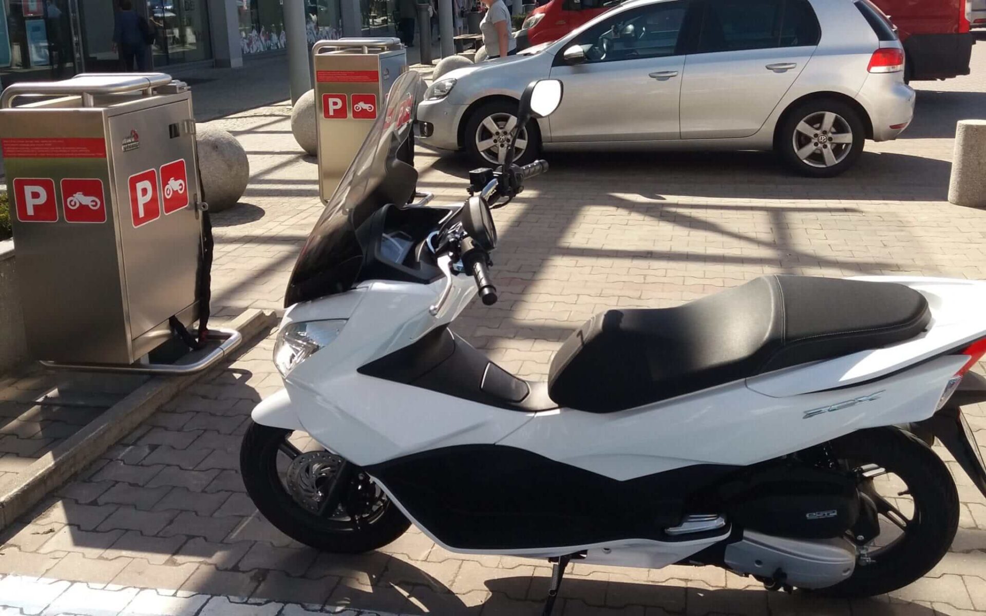 Moto-parking w Gdańsku: Miejsce parkingowe, szafka na kask i łańcuch. Świetny pomysł!