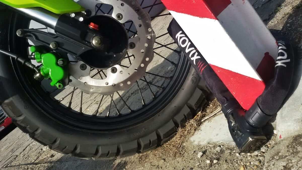 Ochrona motocykla przed kradzieżą. Łańcuch z alarmem Kovix