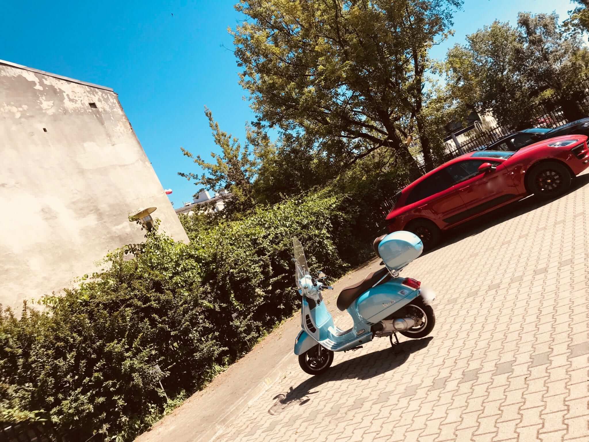 Parkowanie motocykli i skuterów: Nie bądź egoistą, nie blokuj miejsc