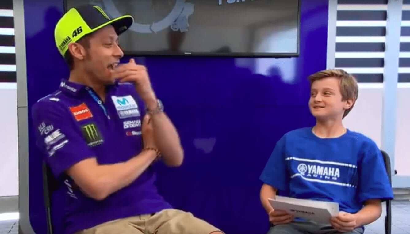 12-latek przeprowadza wywiad z Valentino Rossi. Nieźle mu wychodzi