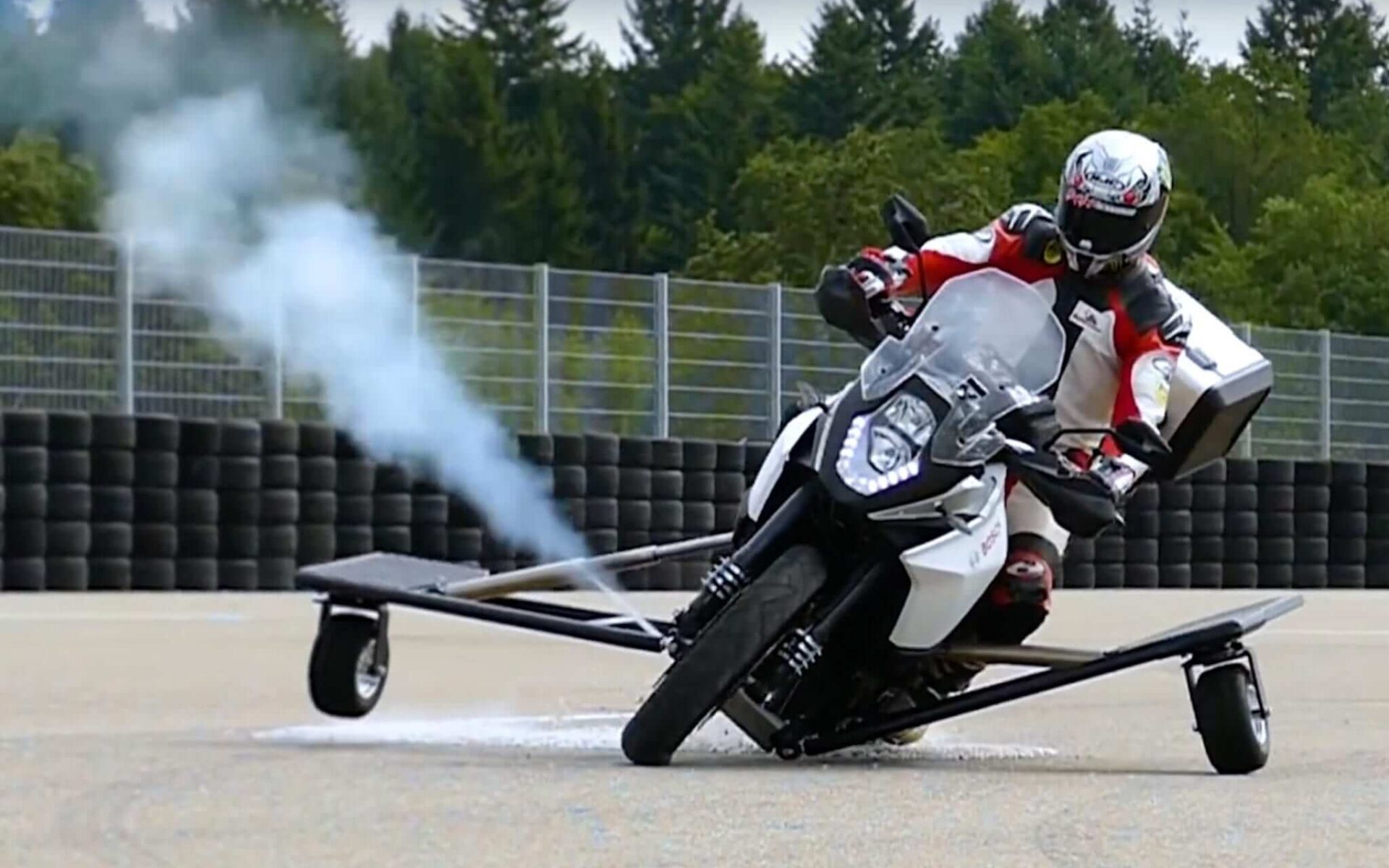Motocykl, którego nie da się przewrócić? Bosch pracuje nad nową technologią 