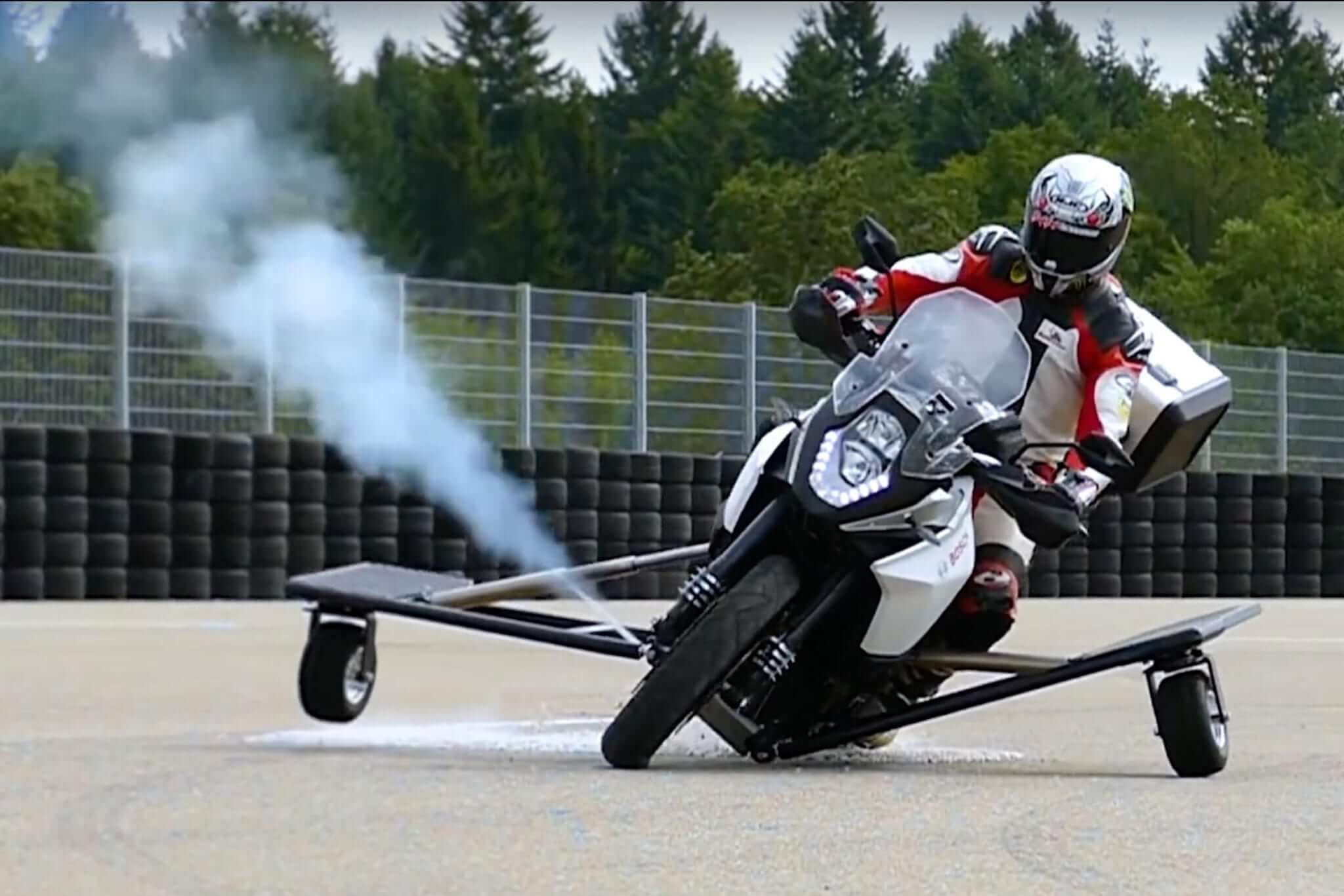 Motocykl, którego nie da się przewrócić? Bosch pracuje nad nową technologią