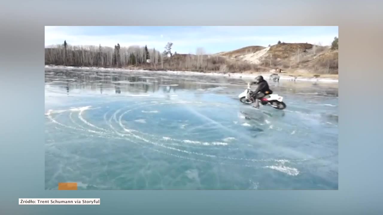 Jazda na motocyklu po lodzie. Efektownie po zamarzniętym jeziorze