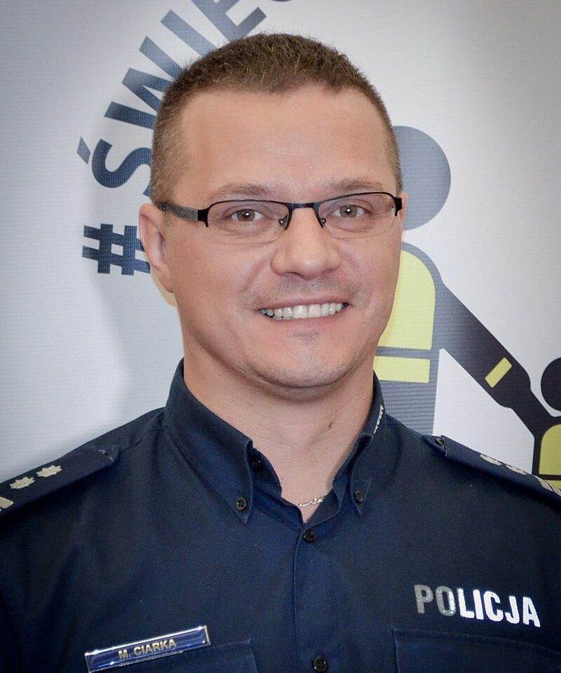 Policjant pomacha palcem, a ludzie dalej będą umierać 