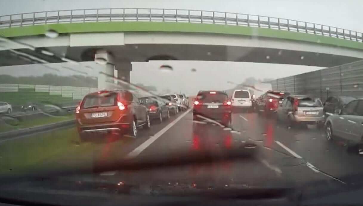 Kierowcy zatrzymują samochody na autostradzie A2. Powód? Padał deszcz…