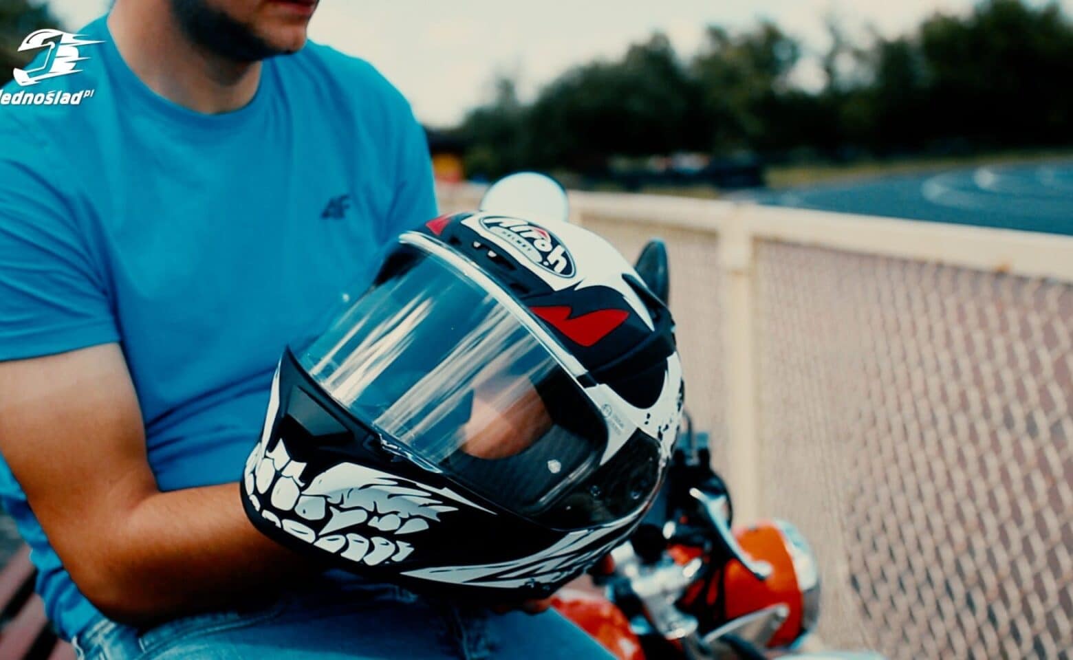 Jaki kask szosowy wybrać? Jak używać motocyklowego zapięcia DD w Airoh GP 500?