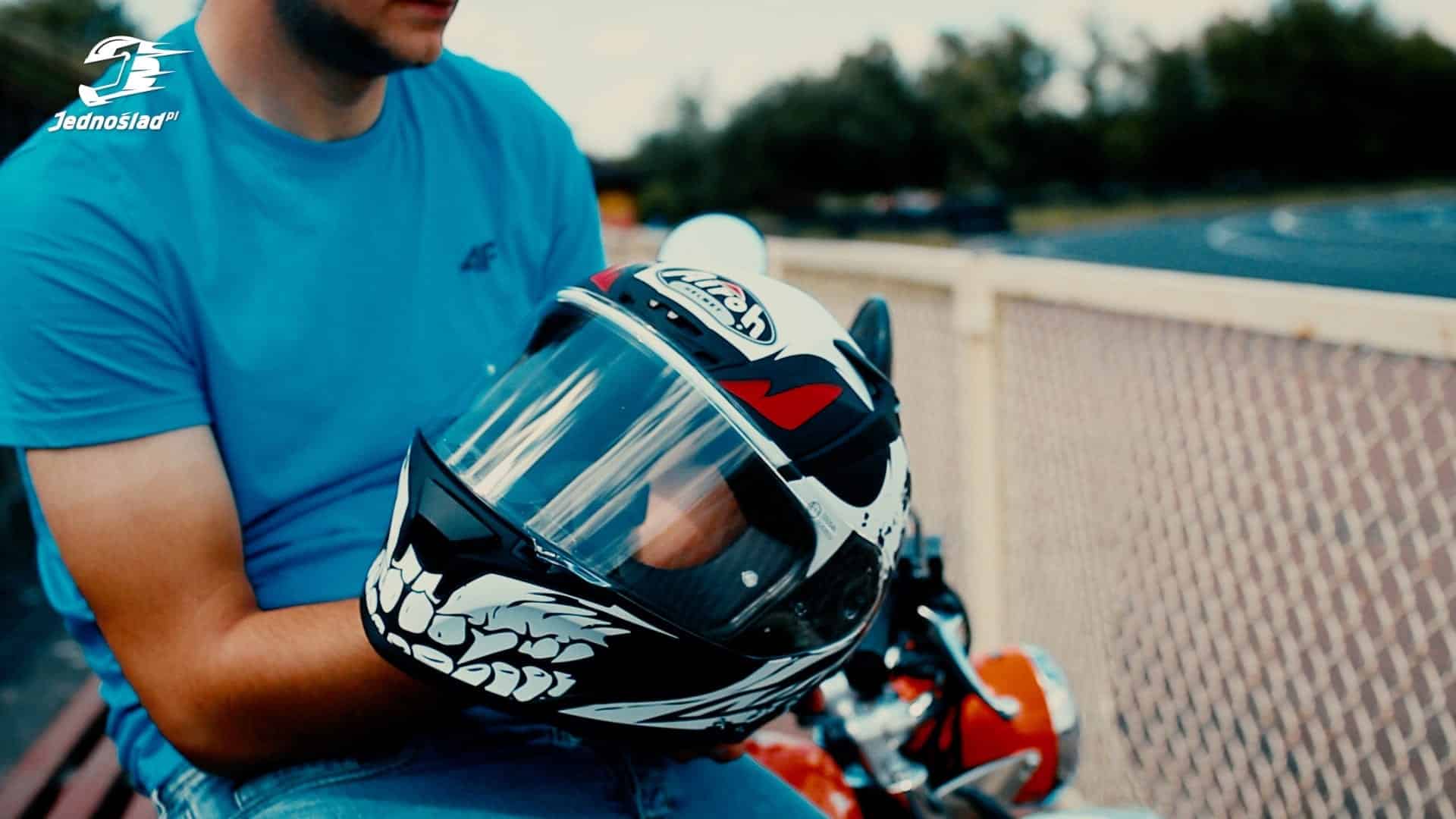 Jaki kask szosowy wybrać? Jak używać motocyklowego zapięcia DD w Airoh GP 500?