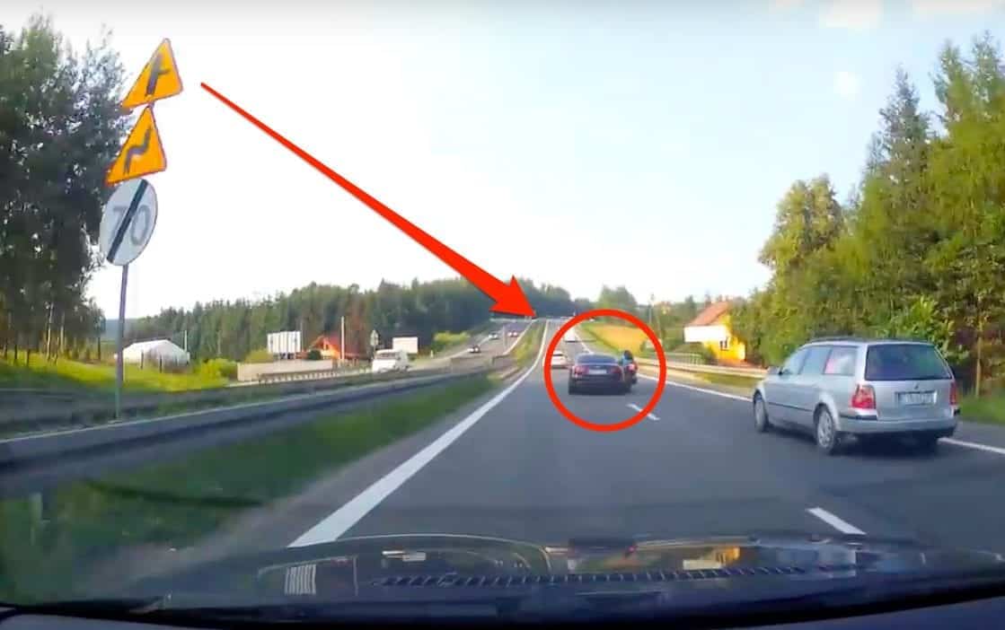 Kolejny motocyklista psuje nam reputację. Na Zakopiance „ścigiem” w krótkim rękawku, między motocyklami i finalnie na poboczu
