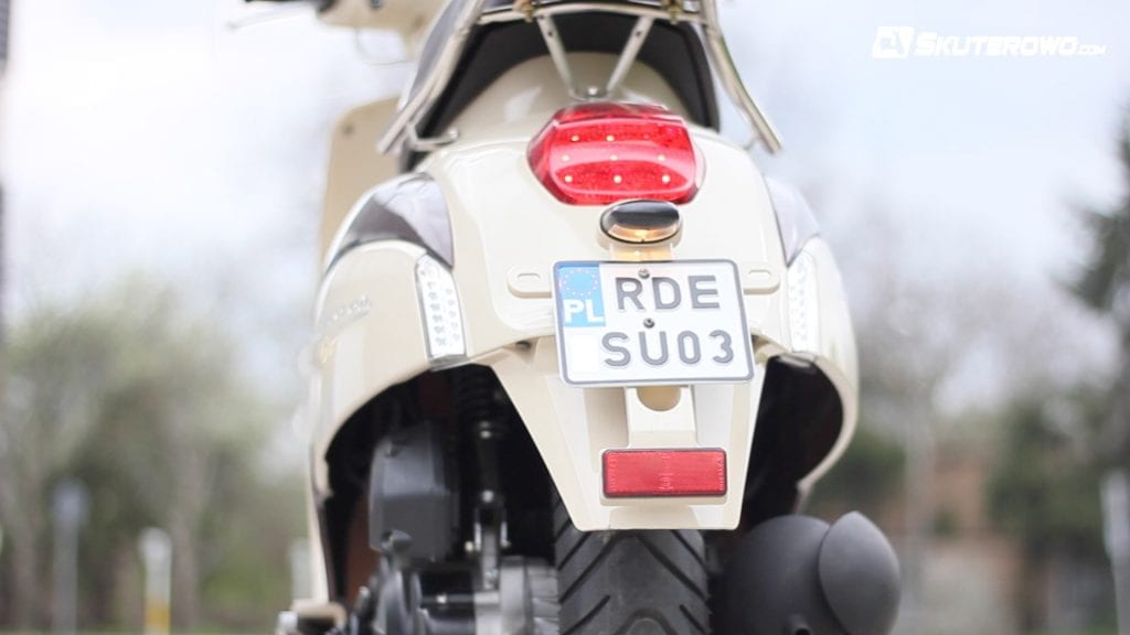 Podgięta tablica rejestracyjna w motocyklu. Mandat? Nawet 5000 zł