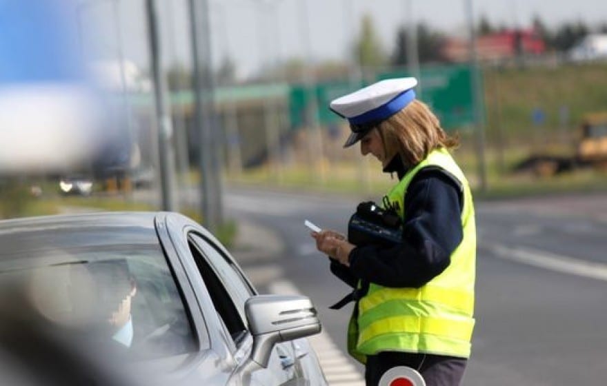 Od dziś pojedziesz bez dowodu rejestracyjnego i polisy OC. Przepisy drogowe 2018