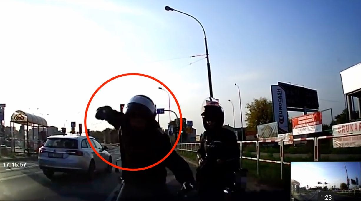 Agresja drogowa i jej konsekwencje. Motocyklista atakuje kierowcę samochodu