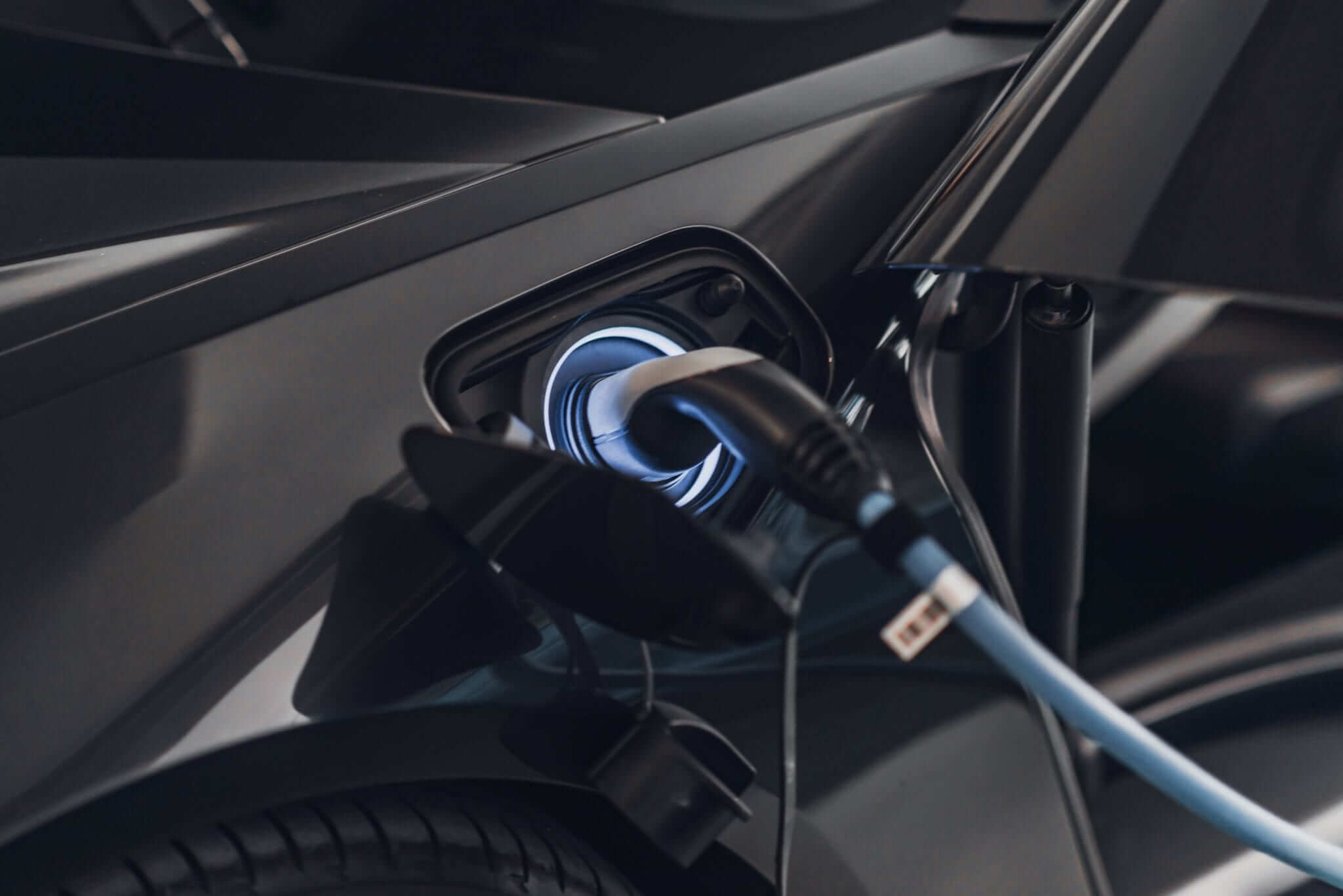 Motocykle i samochody elektryczne: Czy warto dziś zastanawiać się nad rewolucją?