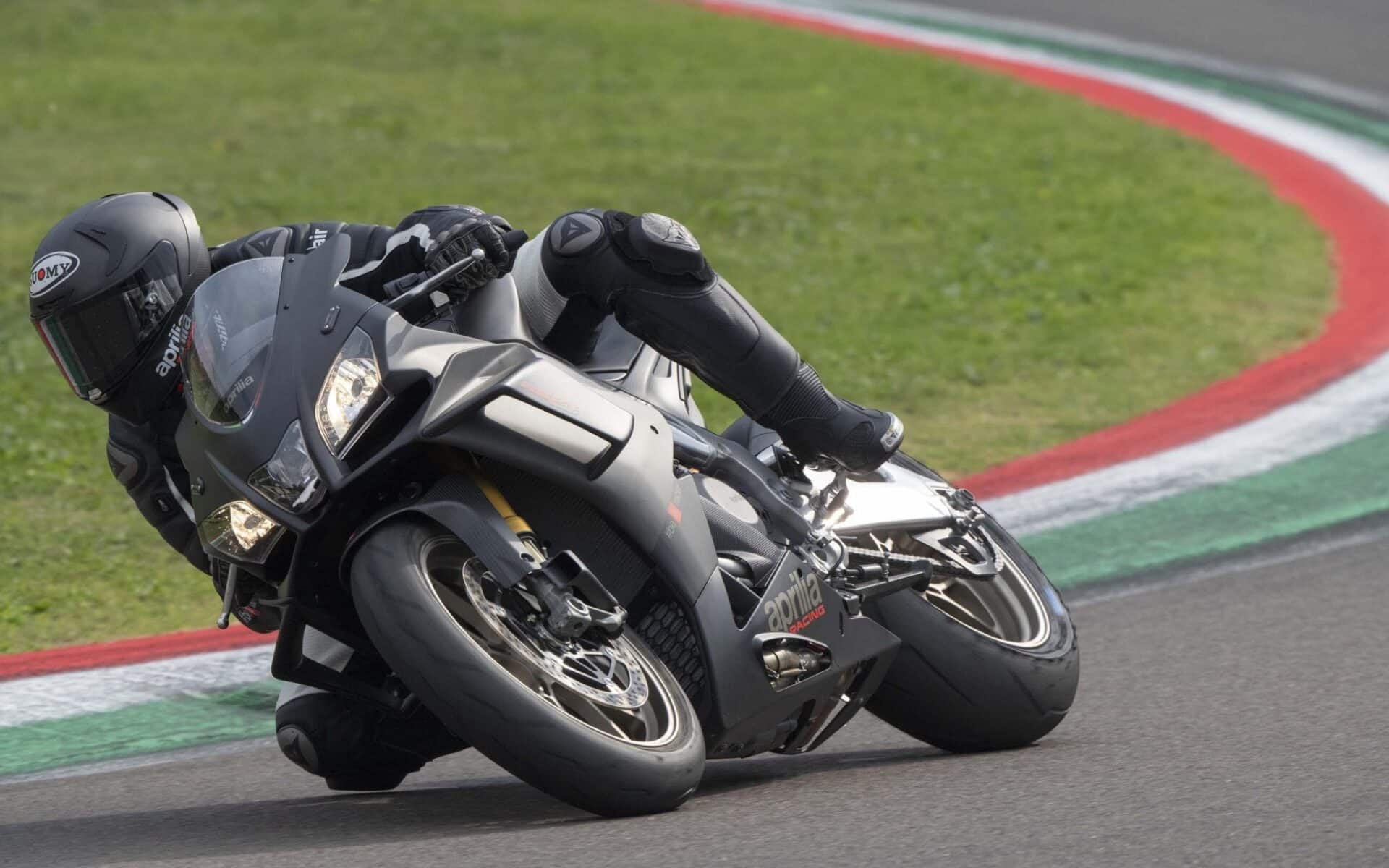 Nowa Aprilia RSV4 1100 Factory ma 214 KM i 1100 ccm pojemności!