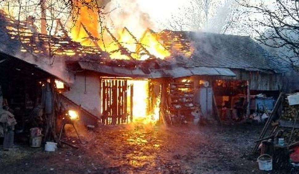 Kradnąc paliwo ze skutera przyświecał sobie zapalniczką. Złodziej trafił z poparzeniami do szpitala