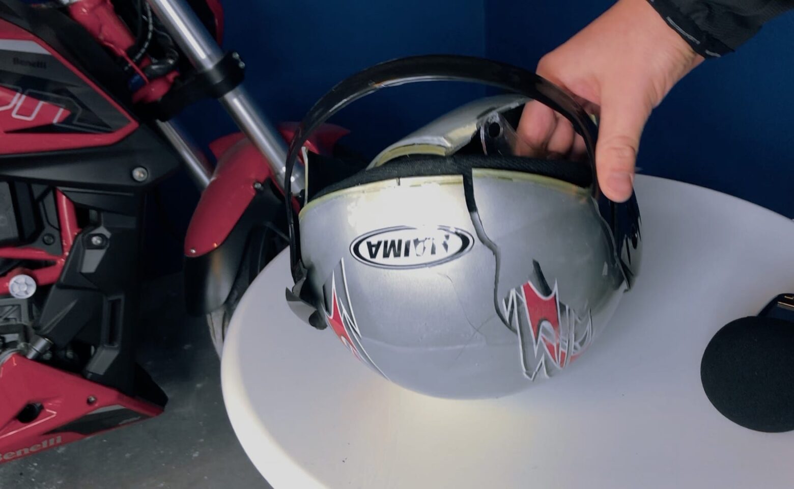 Test najtańszego kasku motocyklowego w 35 sekund [WIDEO]