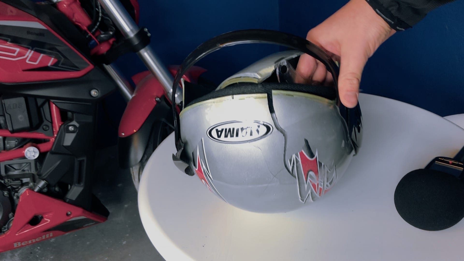 Test najtańszego kasku motocyklowego w 35 sekund [WIDEO]