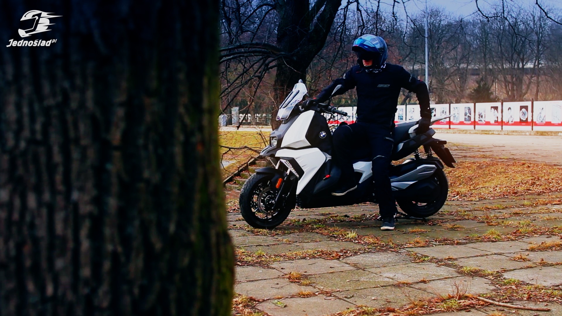 BMW C 400 X z motokocem: Sposób na jazdę przez cały rok?