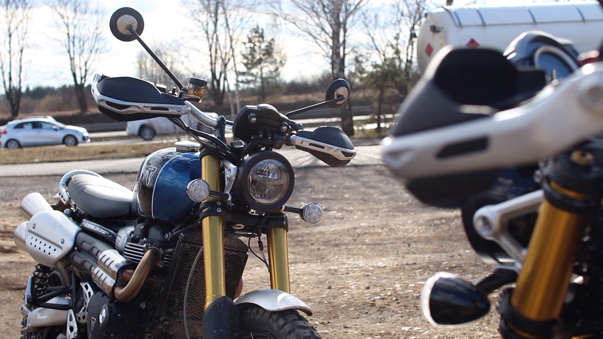 Triumph Scrambler 1200 XE 2019 vs Triumph Street Scrambler 2019. Który wybrać?